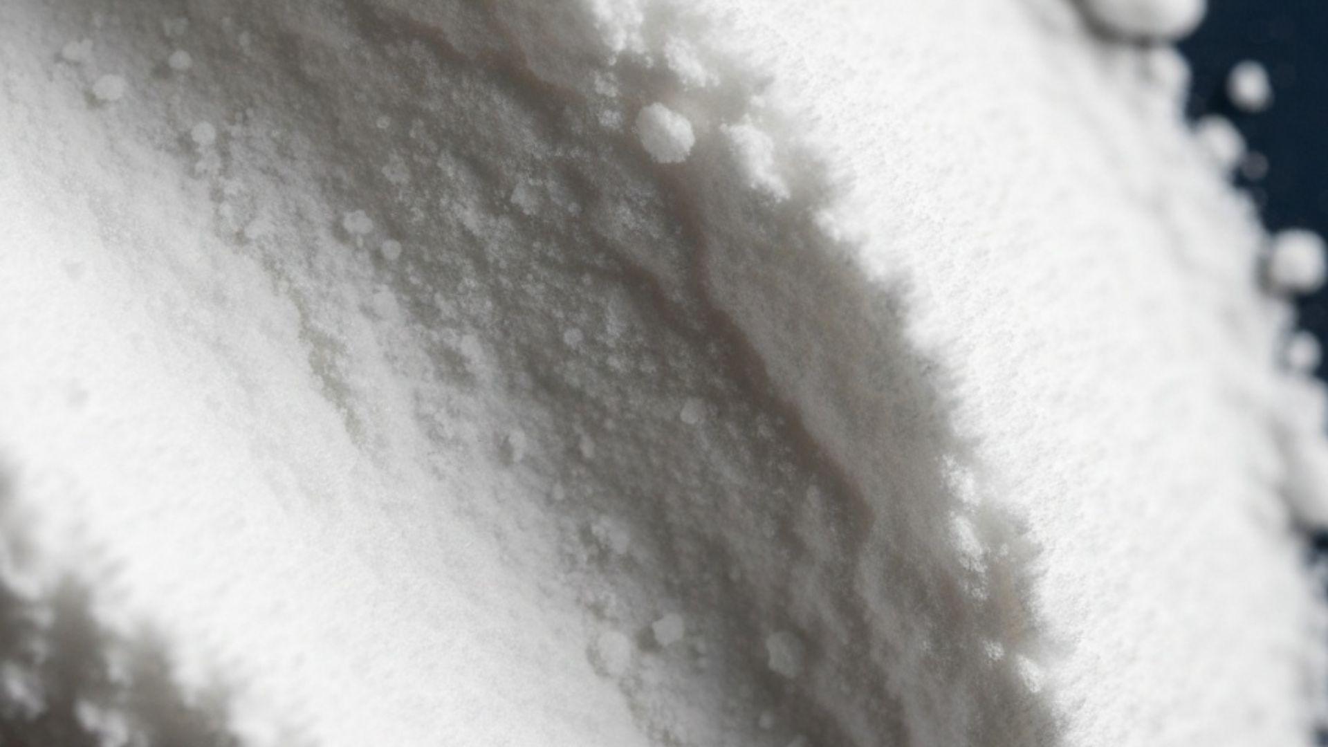 Nærbillede af rent kreatin monohydrat pulver i makro